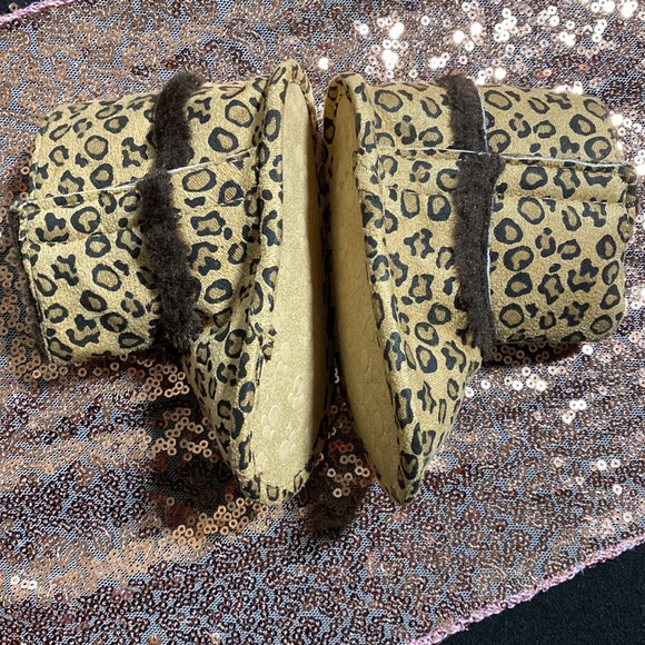 Cute little leopard booties - Picture 4 of 8